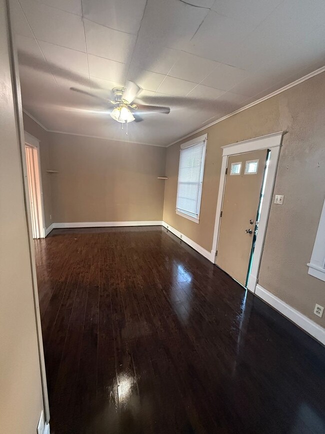 Photo - 2-Bedroom 1 Bath House with Spacious Entertaining Porch