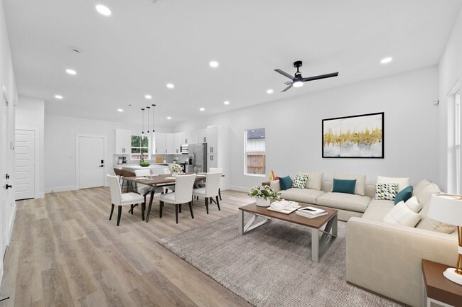 Photo - 821 Empire St