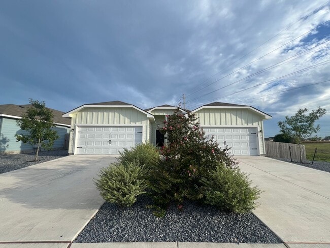 Building Photo - Luxury 3/2 Duplex in Seguin, Texas