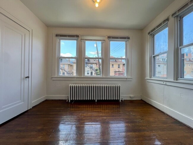 Photo - Bright & Spacious 1BD in Oakland! Beautiful Hardwood Floors, Equipped Kitchen & More! Call Today!