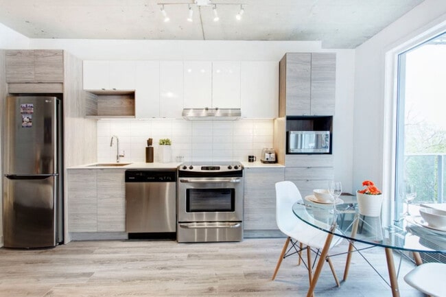 Building Photo - 1070 Boul. René-Lévesque O