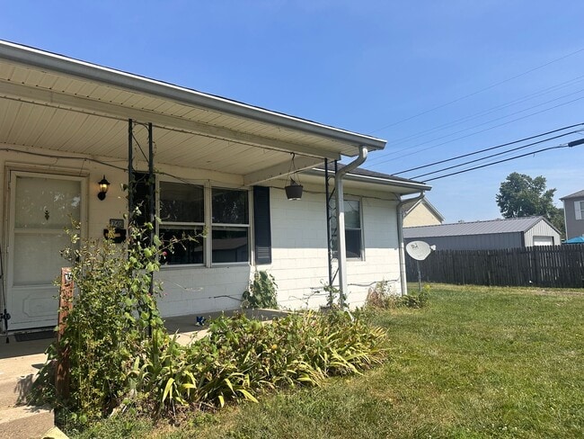 Building Photo - 3 bedroom, 1 bathroom Triplex: Martinsville Rental