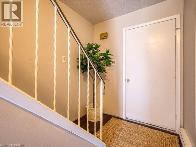 Photo - 1060 Canfield Crescent