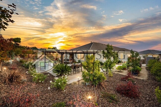 STUNNING Single Story Home with a Resort S... - STUNNING Single Story Home with a Resort S...