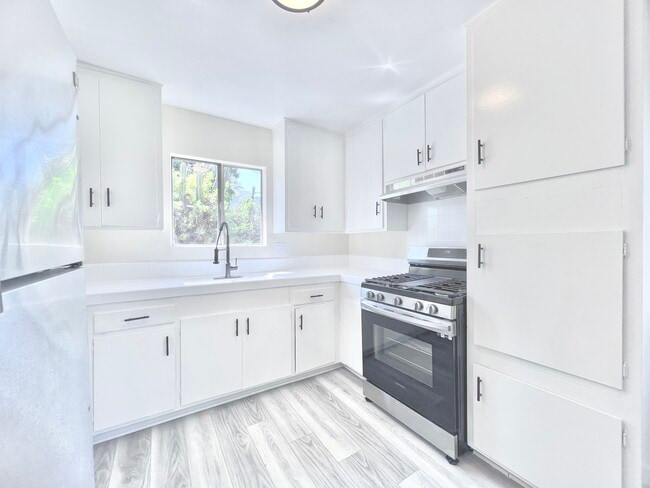 Photo - 10860 Blix St