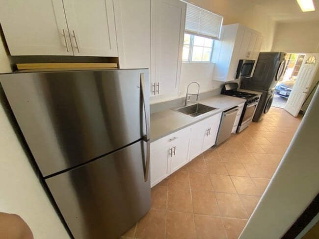 Building Photo - Available Now!! 1 Bedroom 1 Bathroom Back Unit