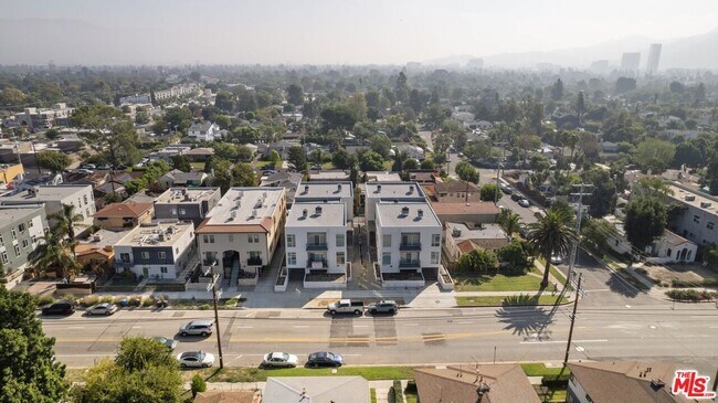 5114 Cahuenga Blvd