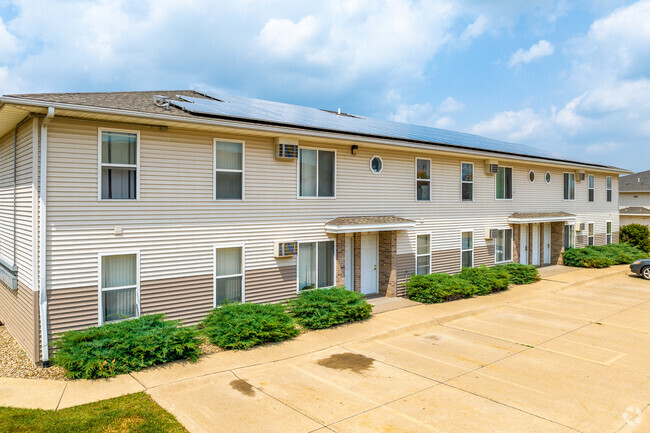 Campus View and Kirkwood Court Apartments - Cedar Rapids, IA | ForRent.com