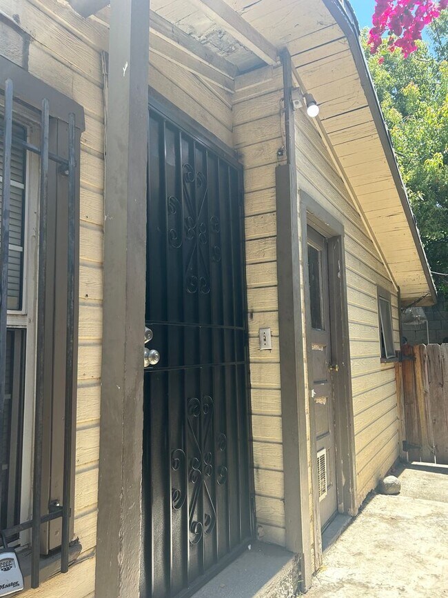 Photo - 5518Mont Unit 5518 1/2