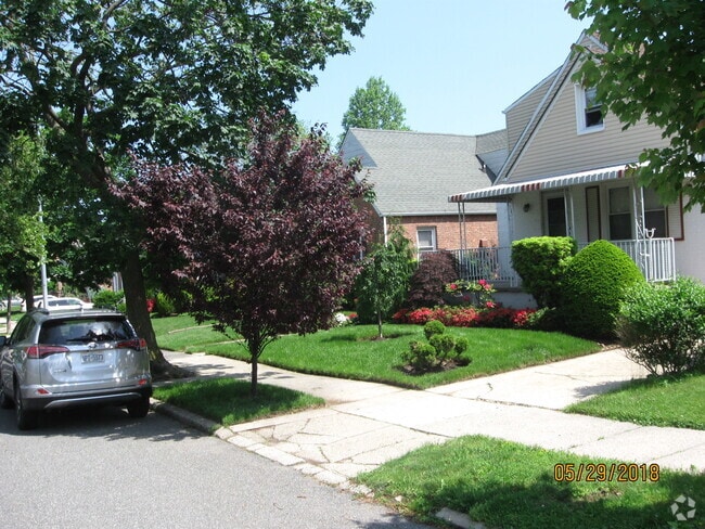 Building Photo - 56-47 203rd St Unit 1 Rental