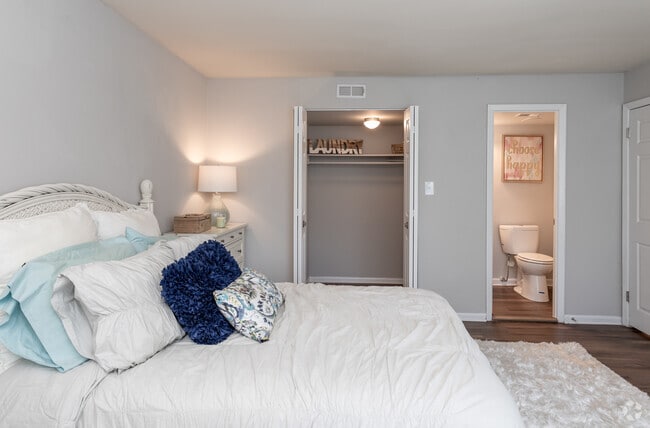 2BR, 1.5BA 1050 SF
