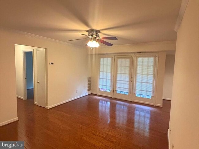 Building Photo - 3814 Lyndhurst Dr Unit 103