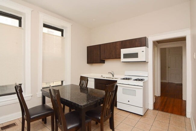Photo - 1409 W Erie St Apartments