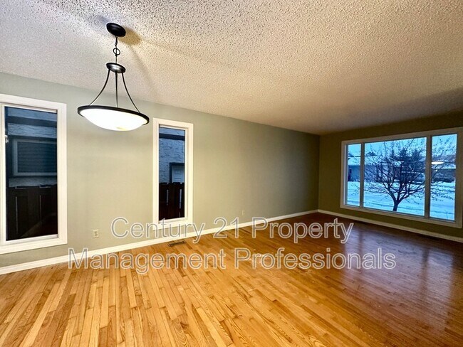 Photo - 10423-10440 40 Ave NW