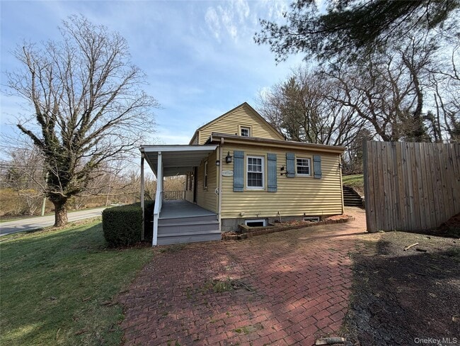 Photo - 327 W Neck Rd