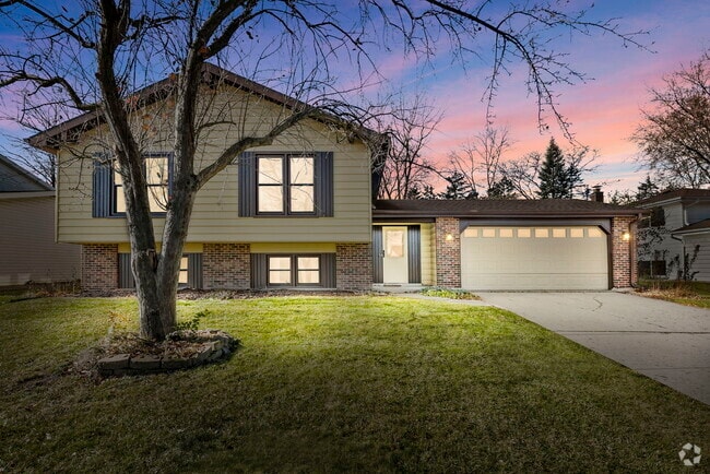 Building Photo - 7S580 Lynn Dr Rental