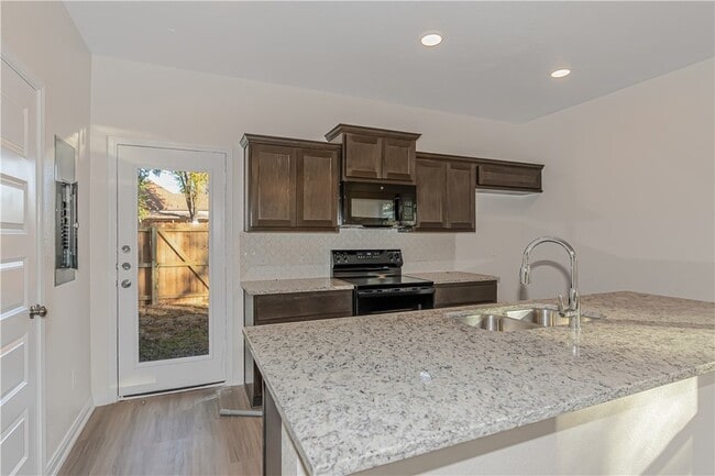 Photo - 601 W 24th St