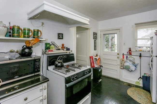 Photo - 1740 Banks St