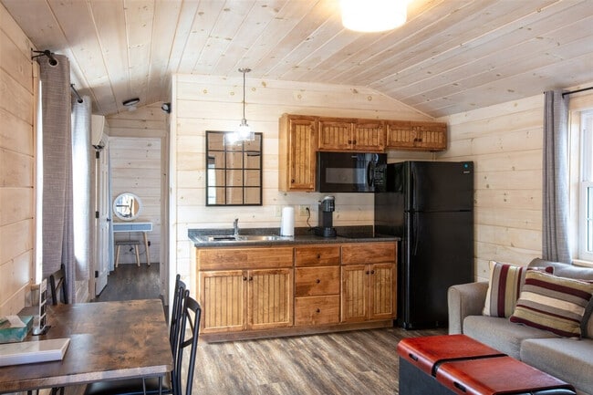 Building Photo - 13 Autumn Ln Unit SI ID1255664P
