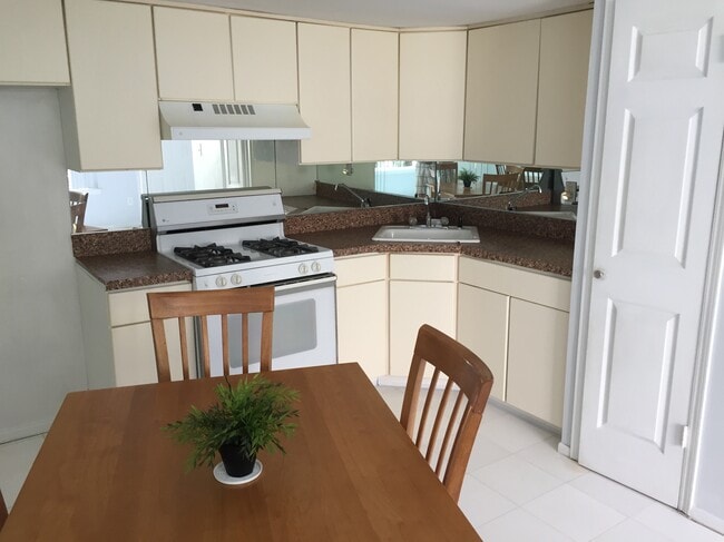 Photo - 22 Sharrotts Rd Unit 1