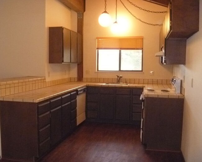 Photo - 4 Bedroom with a Garage!