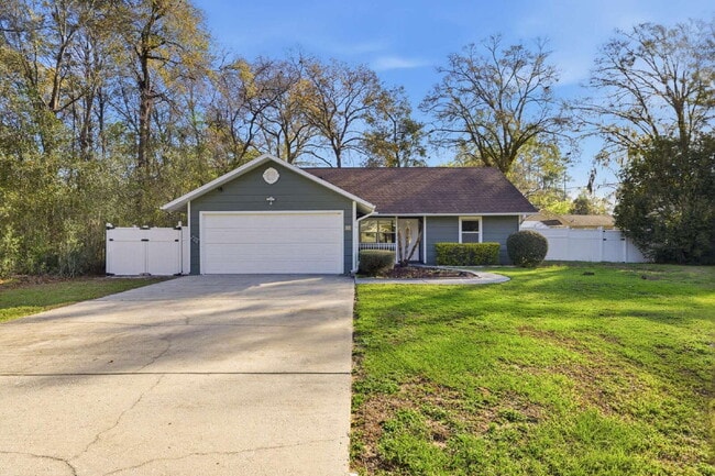 Building Photo - Newly remodeled Lovely 3-bed 2 Bath Home in desirable Location!!