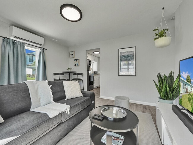 Photo - 717 SW 2nd Ct