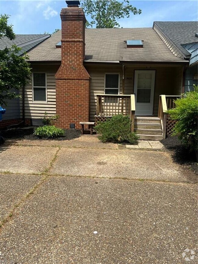 Building Photo - Terrific Townhome