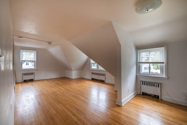 Photo - 436 Sedgewick Ave Apartamento Unidad 2nd floor