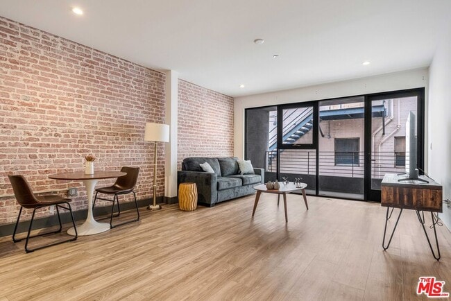 Building Photo - 932 S Hill St Unit 401