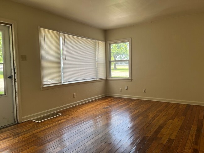 Building Photo - 600 SW Webster Ave