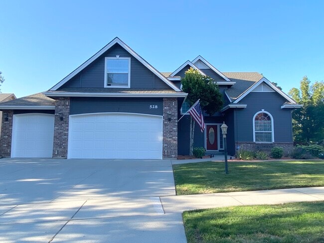 Front - 528 E Knoll Dr House