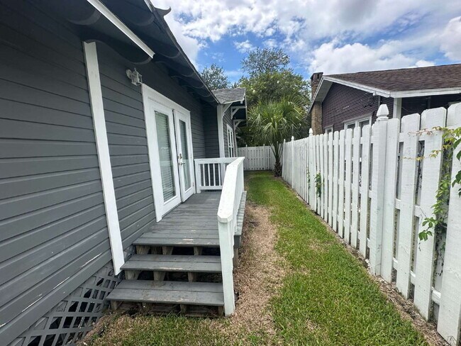 Beutifully Updated 2 Bedroom Home in Dixieland Community in South Lakeland