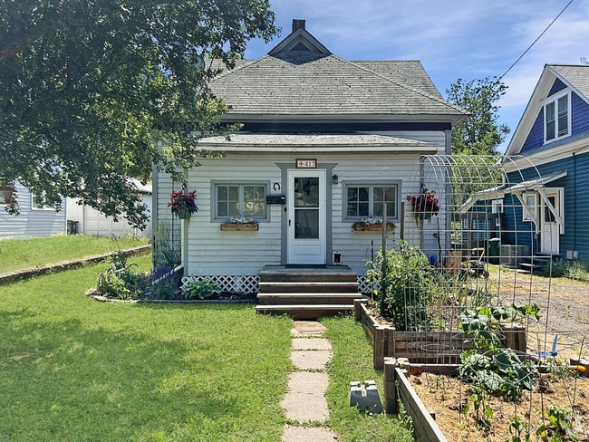 Building Photo - 417 E 8th St Rental