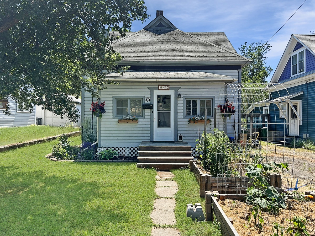 Photo - 417 E 8th St House