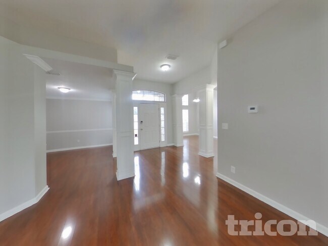 Photo - 838 Poydras Ln W