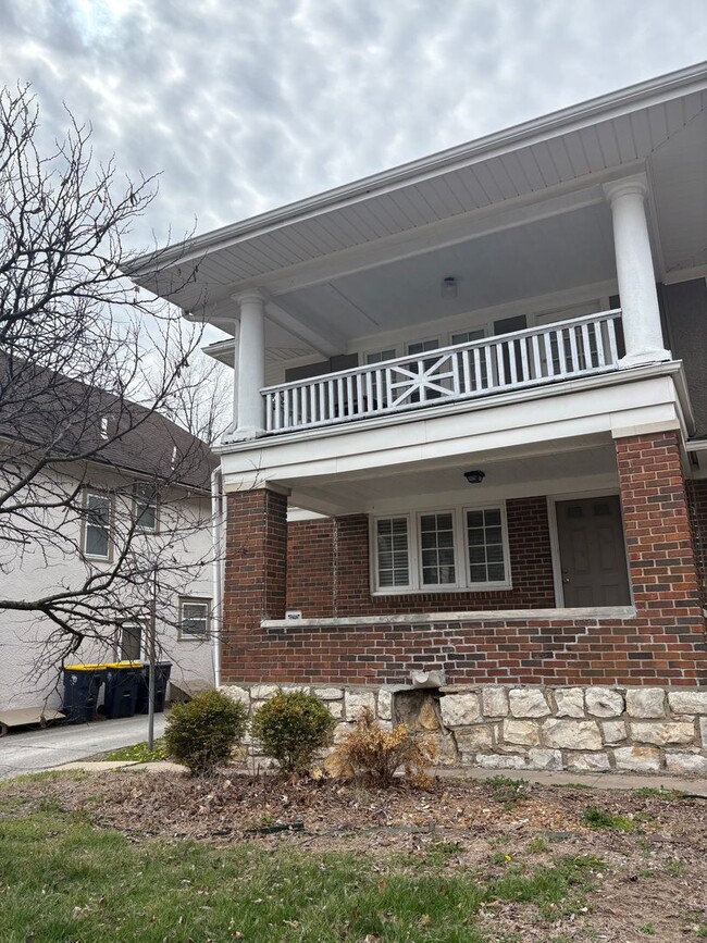 Building Photo - 5318/5320 Rockhill Rd. Unit 5320 Rockhill Rd.