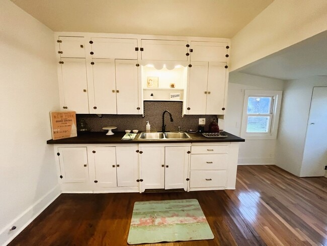 Photo - 1421 NE 10th St Unit 511 w main