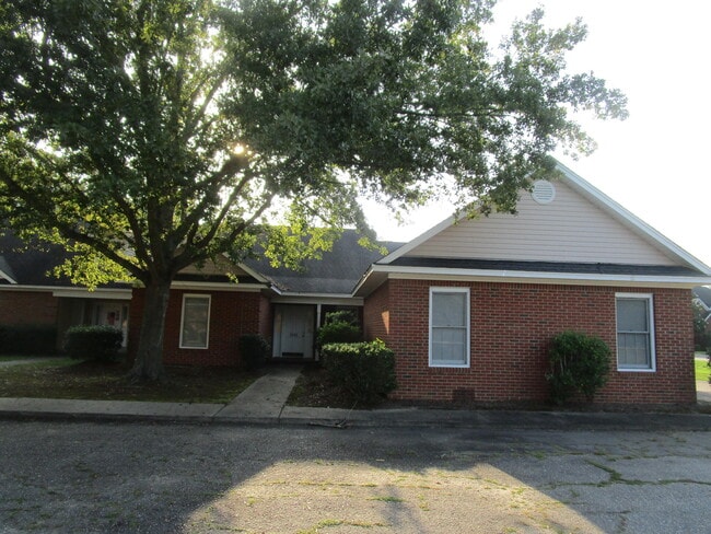 Building Photo - 1961 Golfair Rd