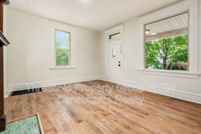 Photo - 479 Siebert St