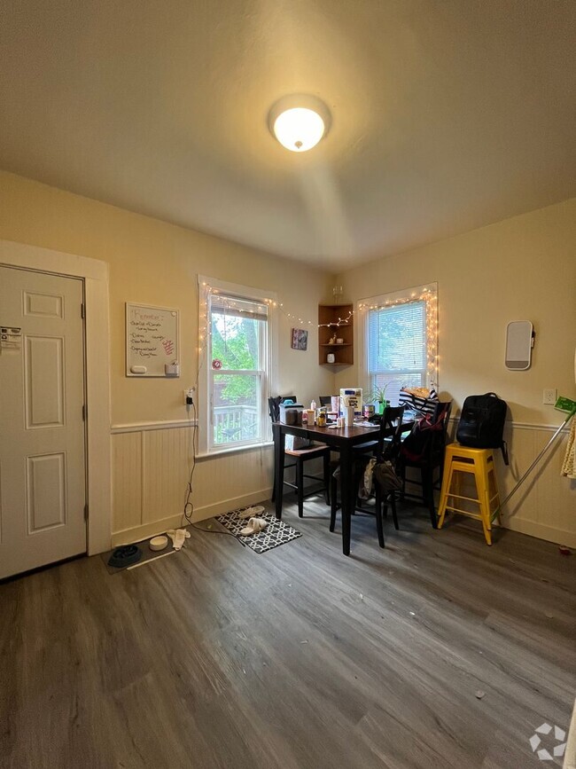 Building Photo - 385 Toronto St Unit 1 Rental