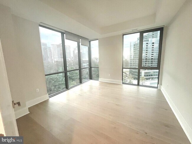 Photo - 7887 Jones Branch Dr Unidad 1104