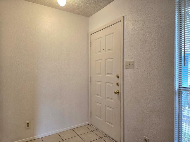 Photo - 1404 Matthews Ln