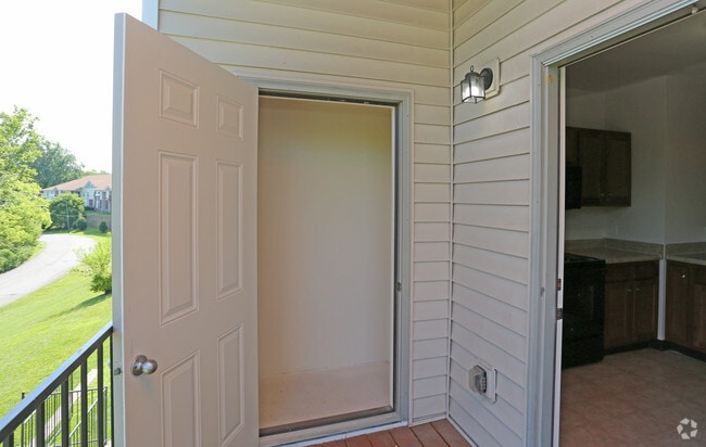 2BR, 2BA - 904 SF
