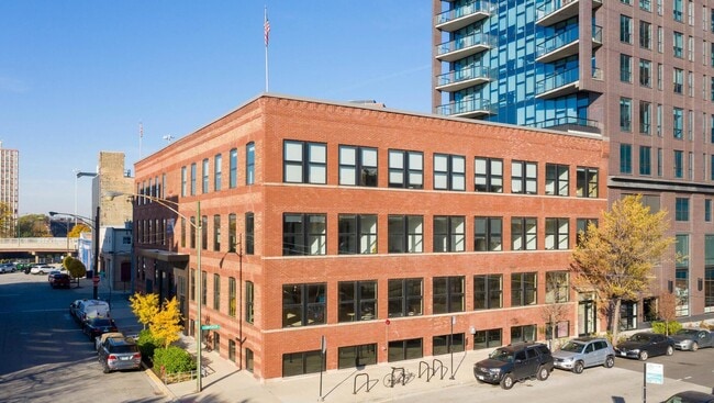 Building Photo - 1040 W Huron St Rental