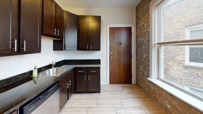 Building Photo - Rogers Park 2 Bed 1 Bath! Available 6/10 / Dog Friendly / Laundry In Building Unit 3
