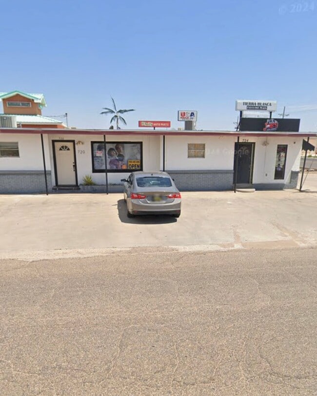 Building Photo - 720-724 E Tierra Blanca Rd