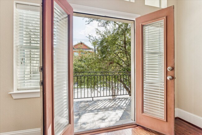 Building Photo - 1033 W 23rd St