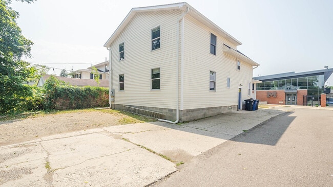 Photo - 1441 S State St