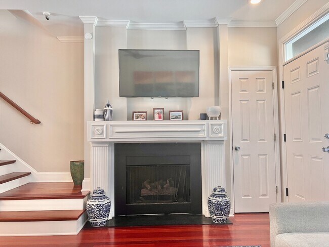 Photo - UPTOWN TOWNHOUSE!